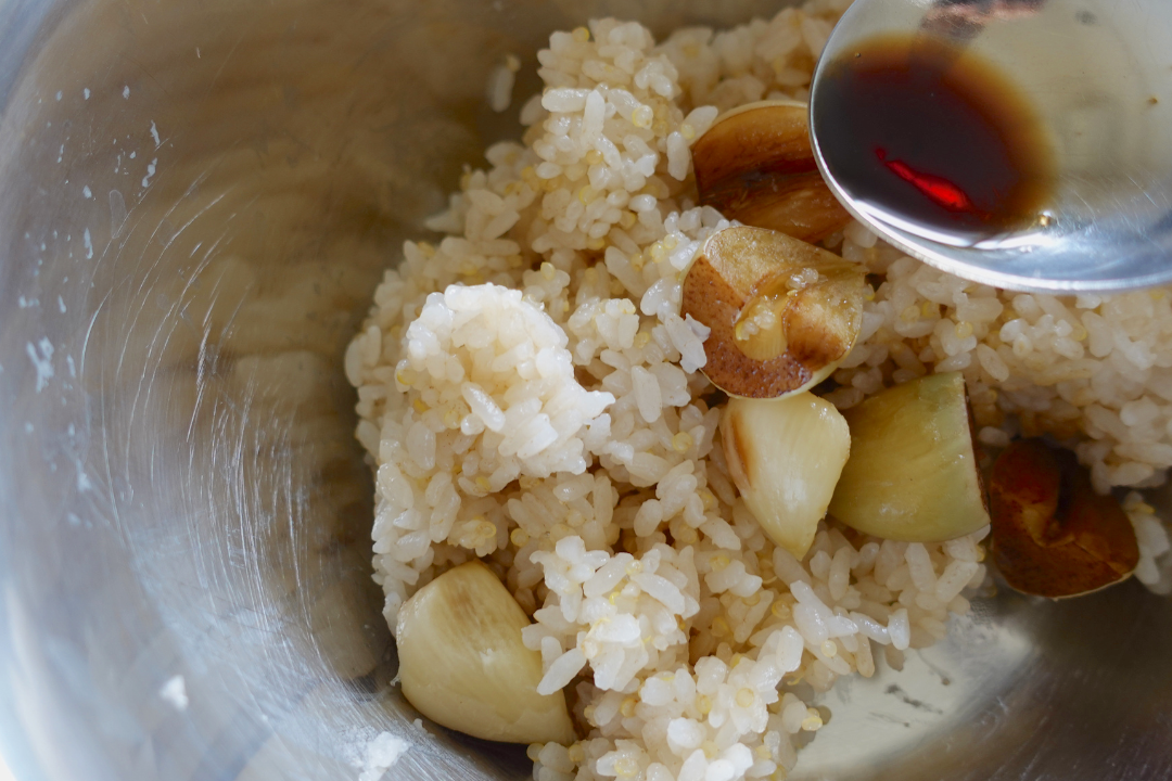 炊きあがったごはんに調味料とオリーブオイルを混ぜる